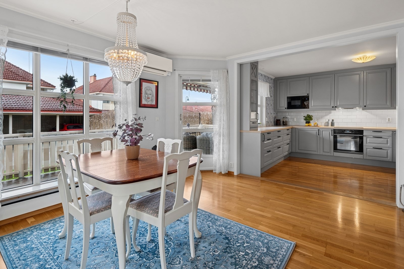 Fra stuen er det utgang til terrasse Galleribilde