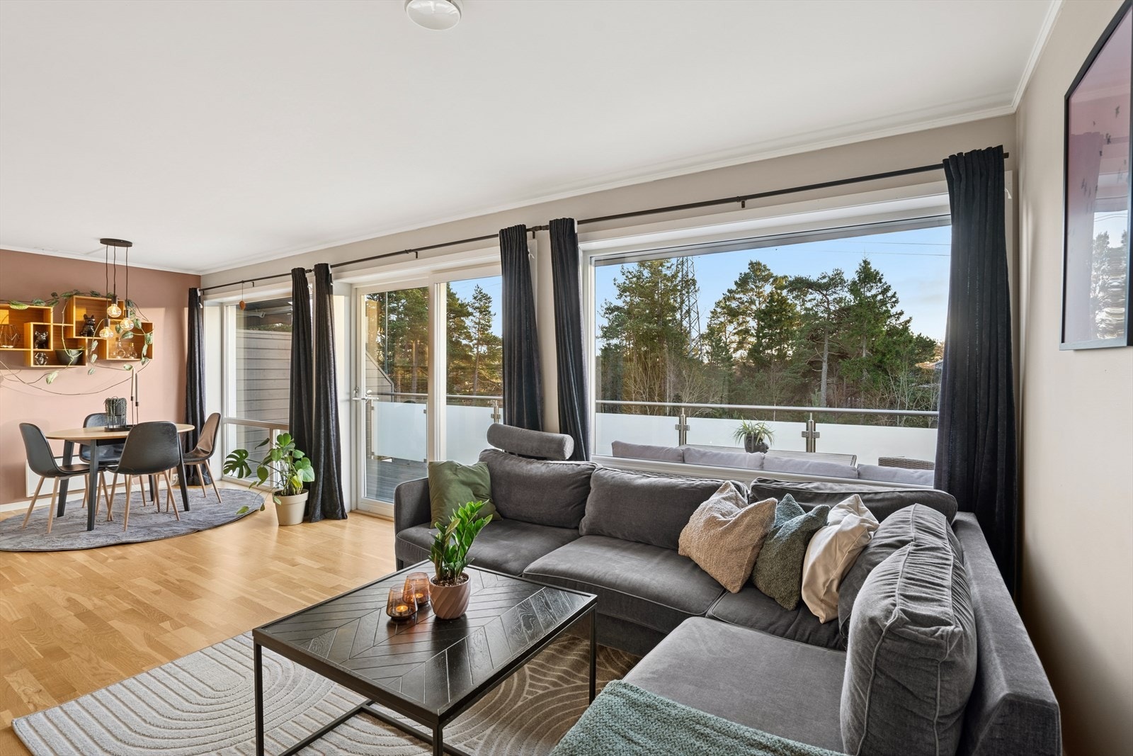 Det er god plass til spisebord, sofa, TV-møblement og øvrig ønsket møblement. Galleribilde