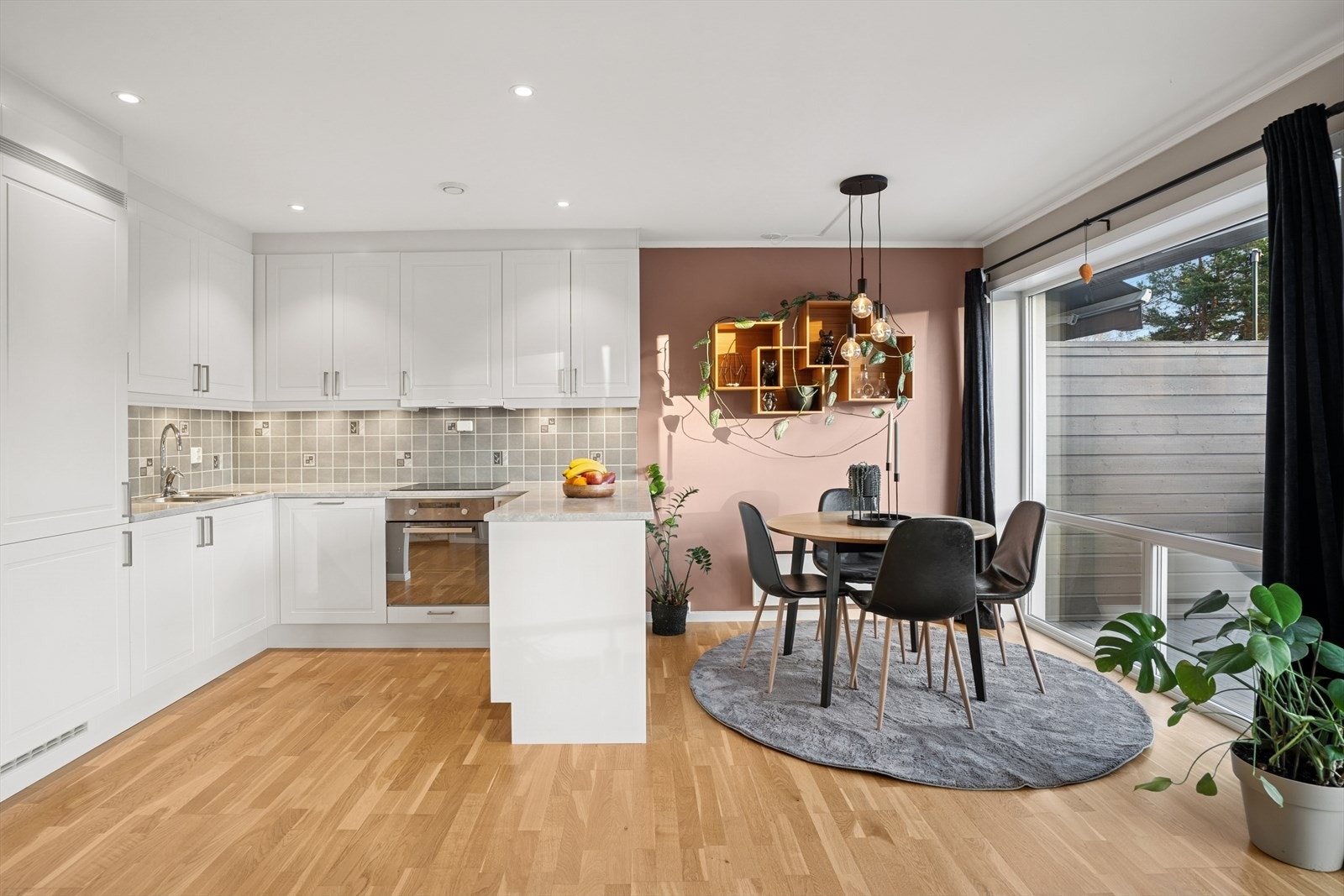 Leiligheten holder god standard i et bygg fra 2014 og byr bl.a. på store vinduer, åpen stue-/kjøkkenløsning med stilrent kjøkken, flislagt bad med elektriske varmekabler, praktisk bod og to gode soverom. Galleribilde