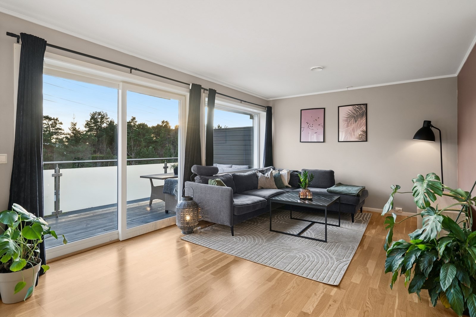 Fra stuen er det en skyvedør som tar deg ut til leilighetens balkong. Galleribilde