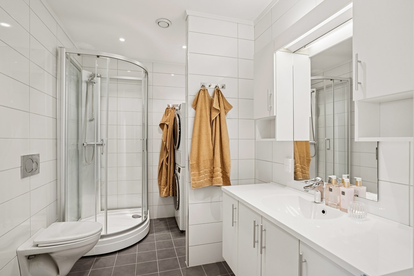 Baderommet er innredet med servaninnredning, dusjkabinett, vegghengt toalett, opplegg for vaskemaskin og varmtvannstank. Galleribilde