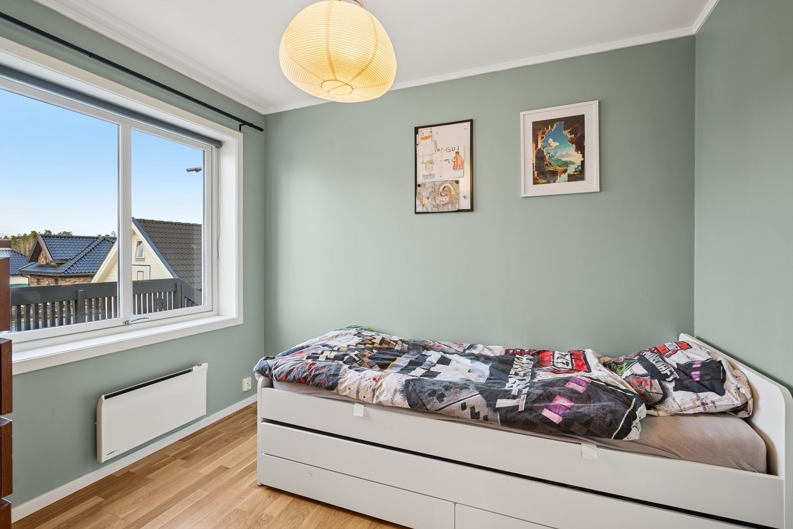 Soverom II er av litt mindre størrelse, men med god plass til seng, nattbord og garderobeløsning. Galleribilde