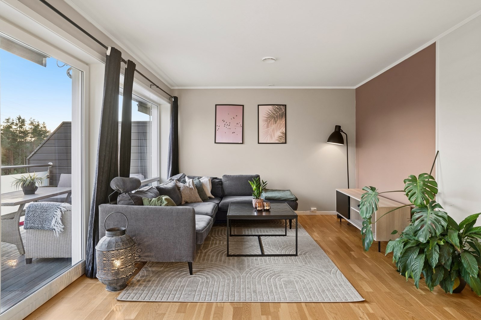 Stuen er romslig og byr på flere møbleringsmuligheter. Galleribilde