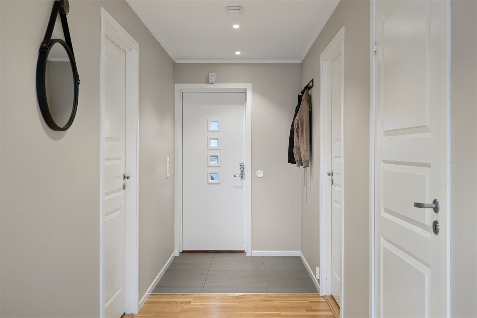 Entréen holder lyse farger og har fliser på gulvene. Det er god plass til ytterklær og sko. Galleribilde