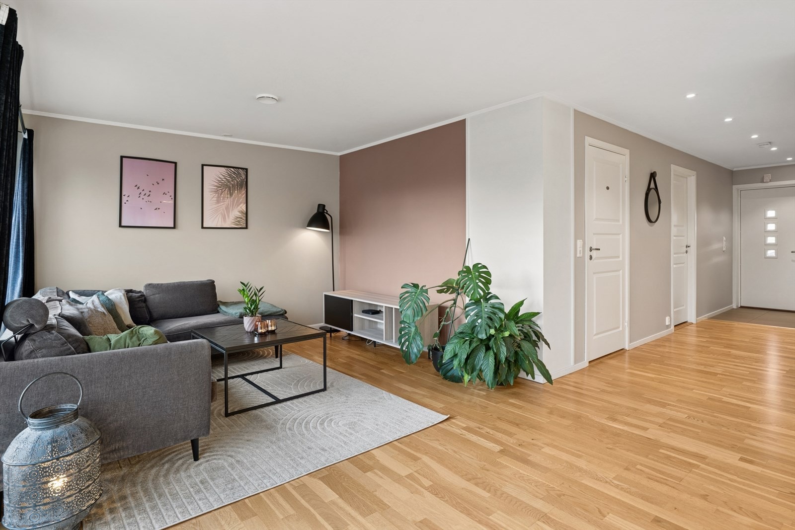 Den åpne løsningen gir en romslig og luftig følelse. Galleribilde