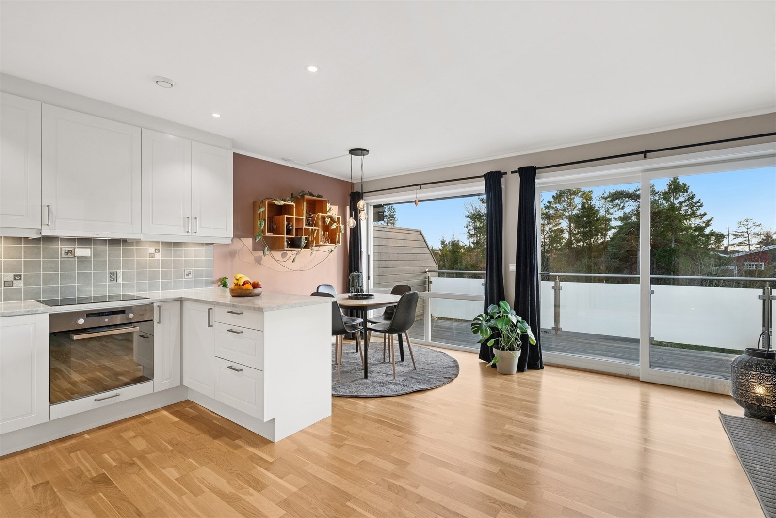 Leiligheten har store vindusflater som sørger for rikelig med naturlig lys, noe som skaper en god atmosfære. Galleribilde