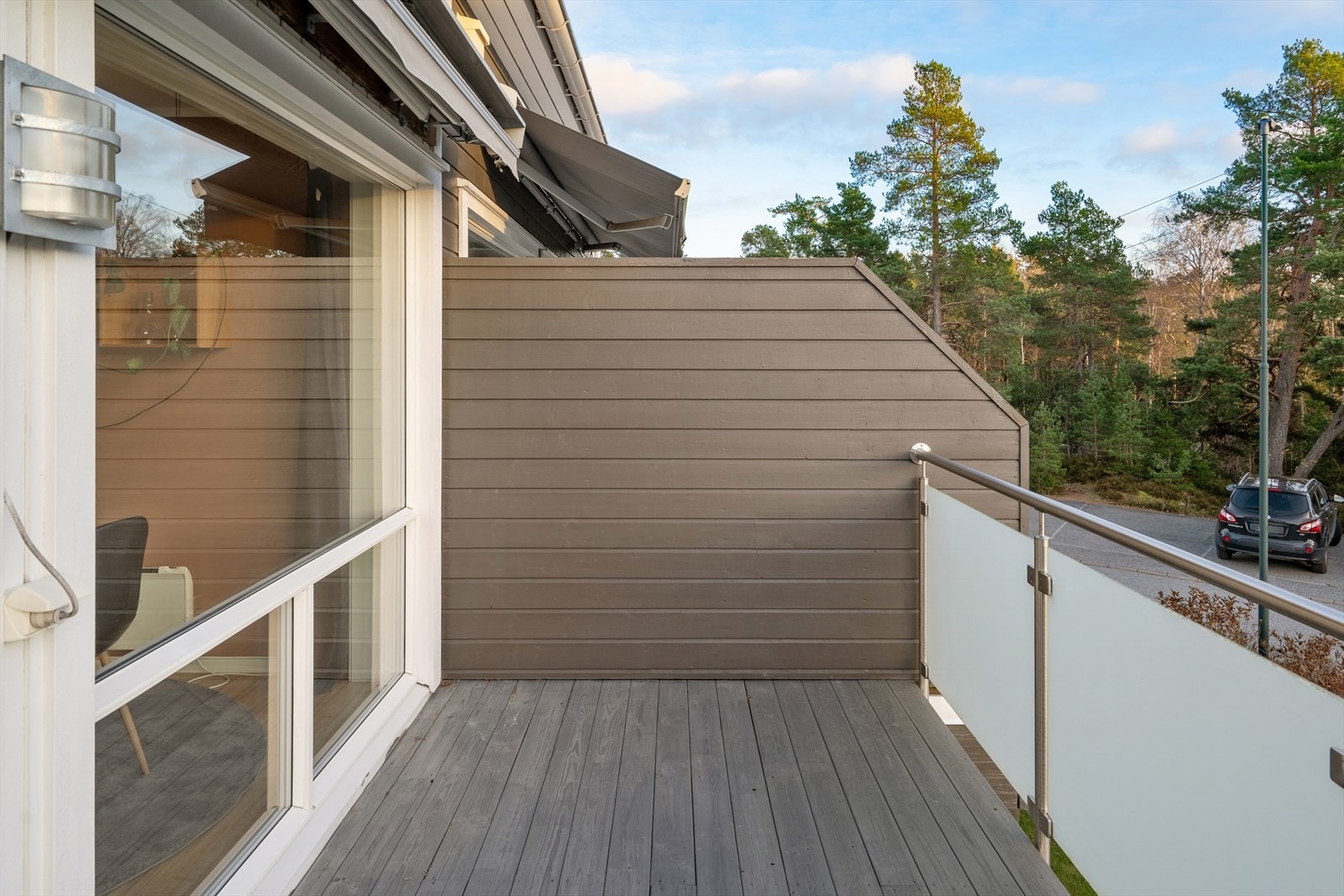 Markisen utvider bruksmulighetene utover de varmeste sommerdagene. Galleribilde