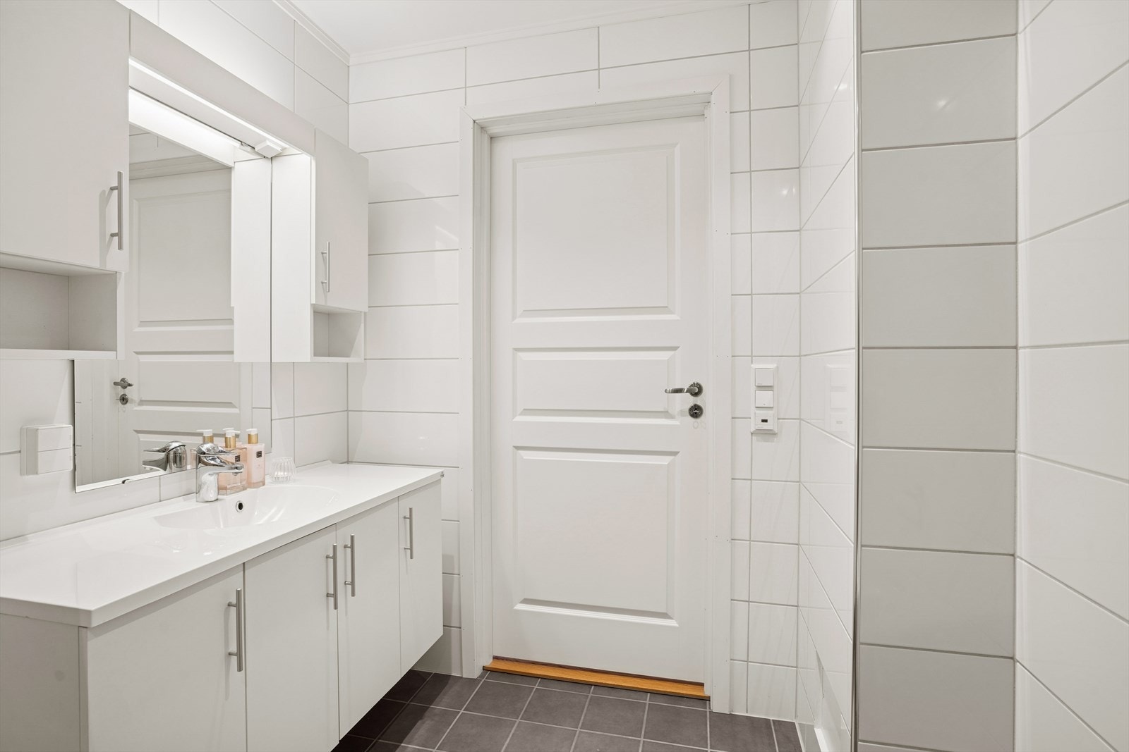 Badet har fliser på både vegger og gulv, og gulvene er utstyrt med varmekabler som gir en lun og behagelig varme. Galleribilde