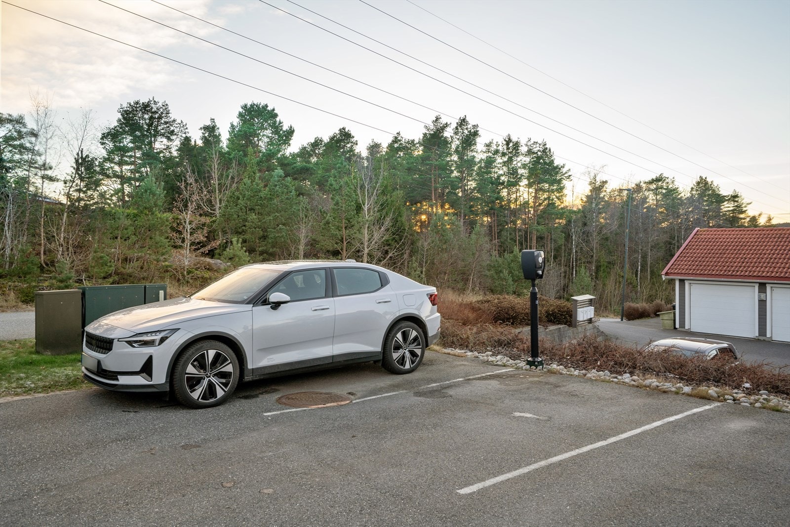 Parkering på oppmerket plass på sameiets felles uteparkering Galleribilde