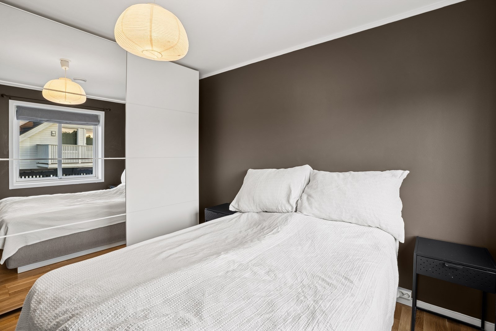 Det er en skyvedørsgarderobe som gir godt med oppbevaring til klær og sko. Galleribilde