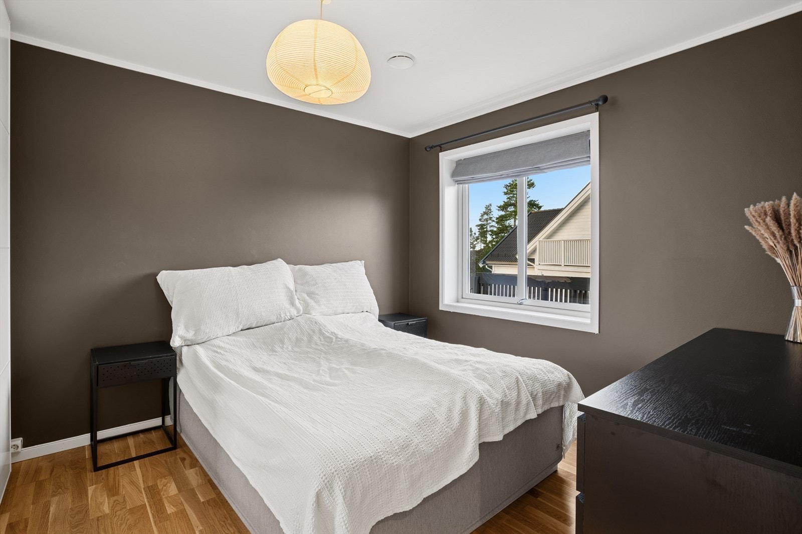 Soverom I har god plass til stor seng, nattbord og øvrig ønsket møblement. Galleribilde