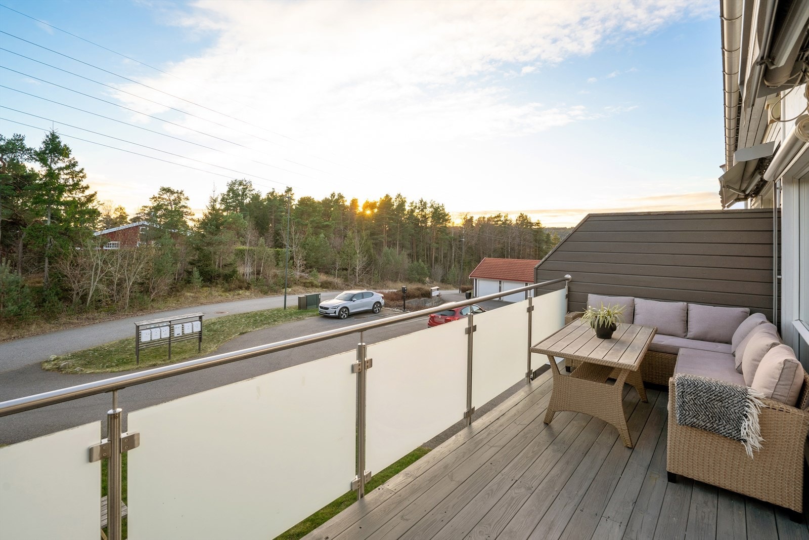 Balkongen ligger mot syd, og har gode solforhold. Galleribilde