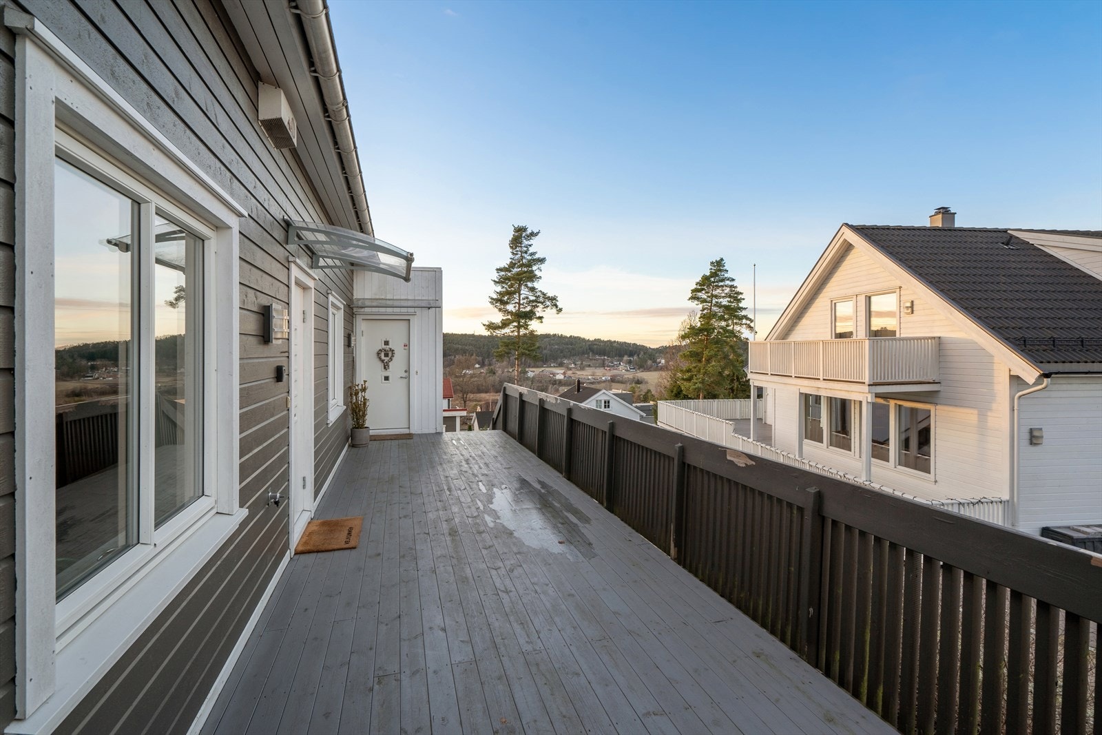 Adkomst til leiligheten er via utvendig trapp og en felles veranda. Galleribilde