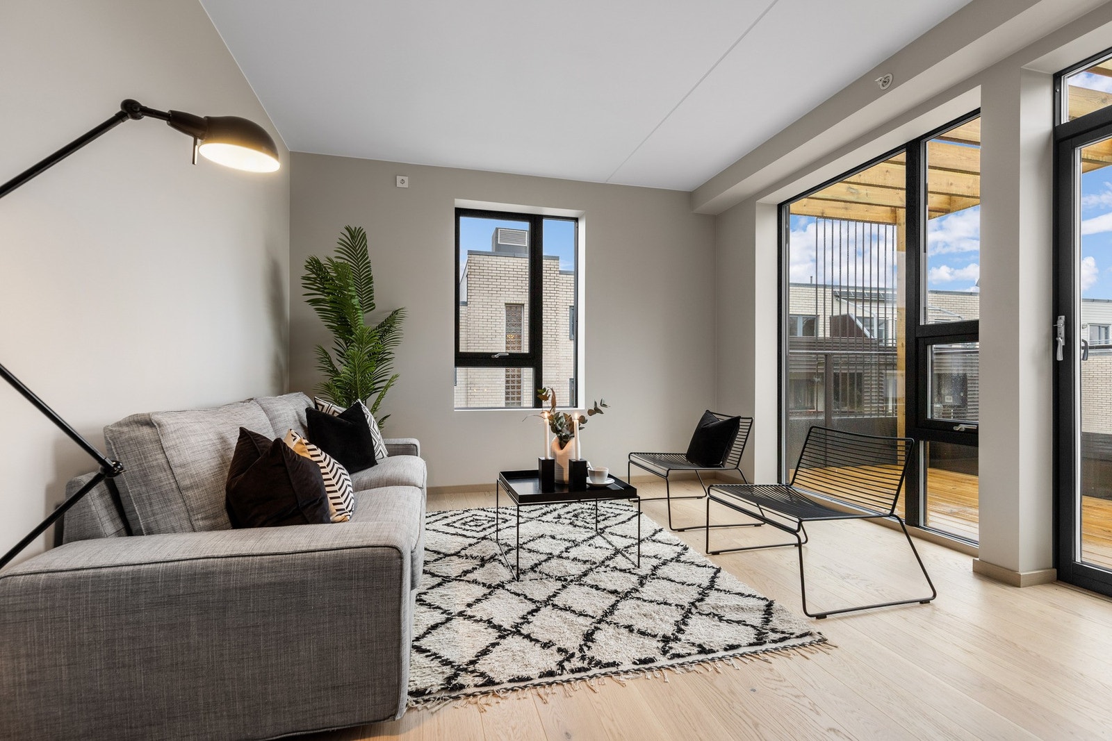 Leiligheten har en koselig stue med utsikt mot parken. Galleribilde