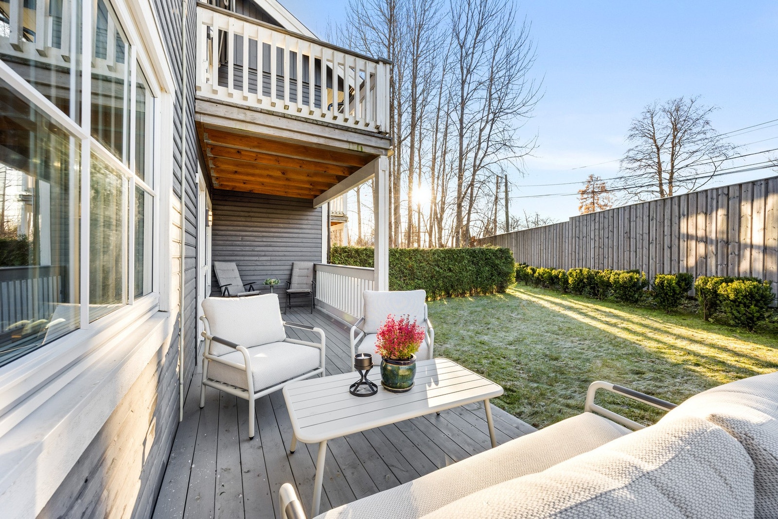 Terrassen er oppmålt til 16 kvm og det er god plass til å møblere i ulike soner Galleribilde