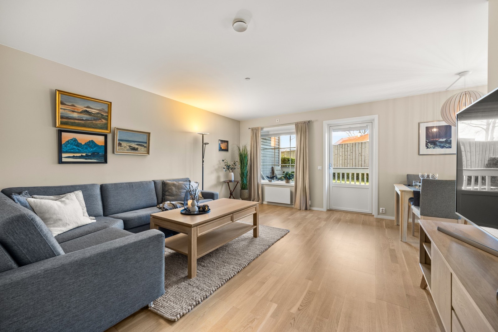 Det er naturlig inndelte soner i stuen - som gjør det enkelt å møblere Galleribilde