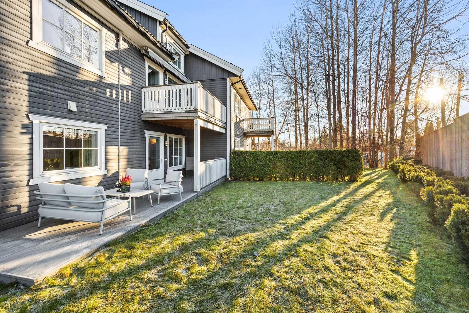 Videre er det en hyggelig og romslig hageflekk - perfekt for både små og store Galleribilde