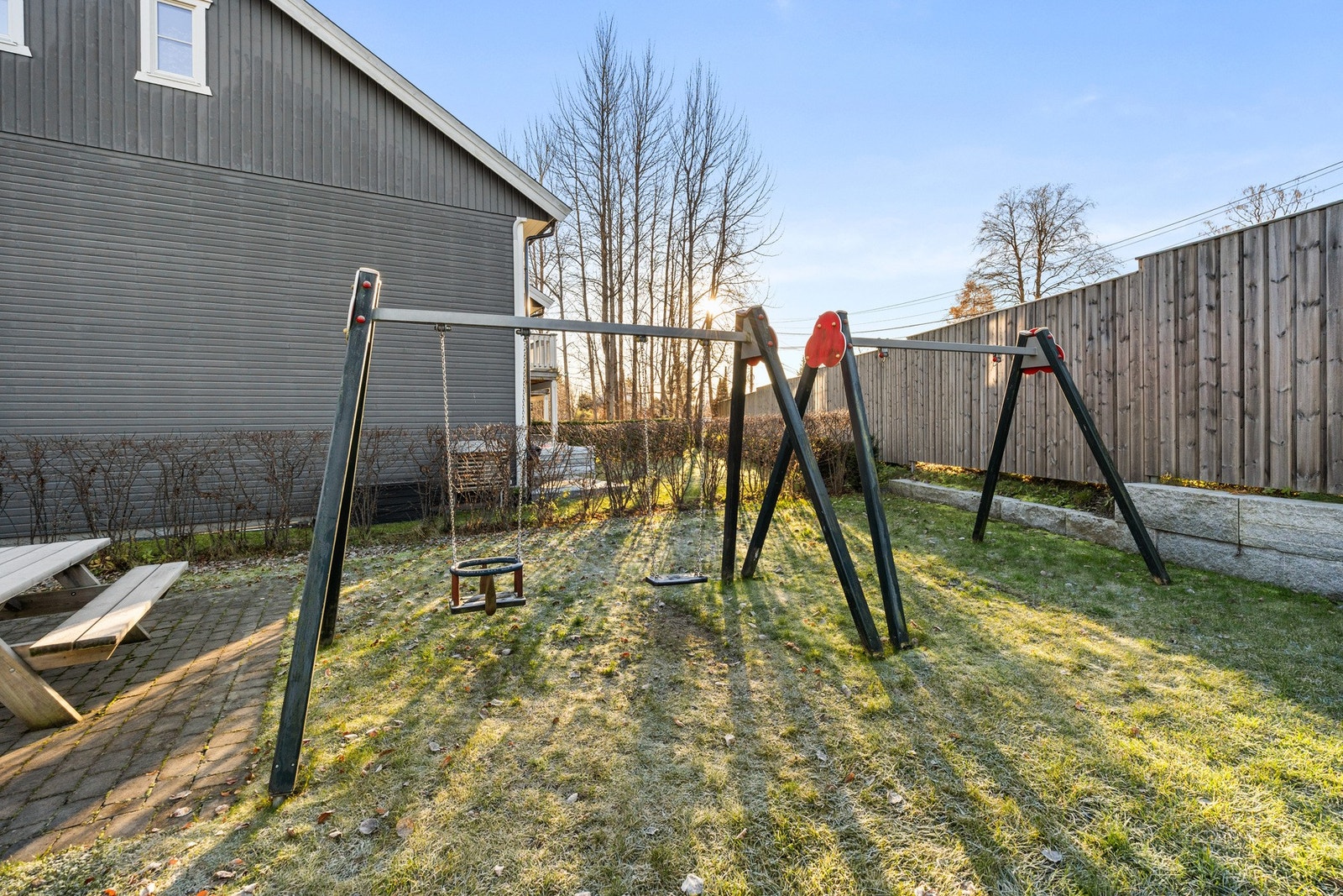 Hyggelige fellesområder med lekeplass og sittegrupper Galleribilde