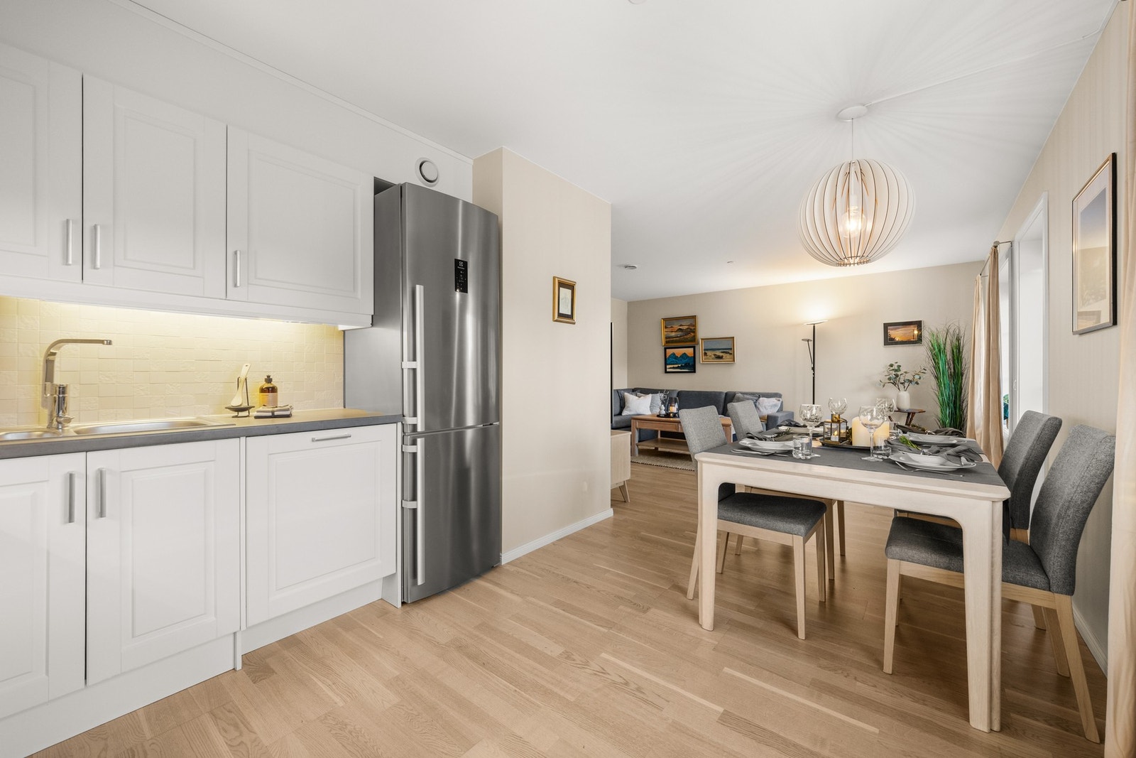 Det er plass til en romslig spisegruppe mellom stue og kjøkken Galleribilde