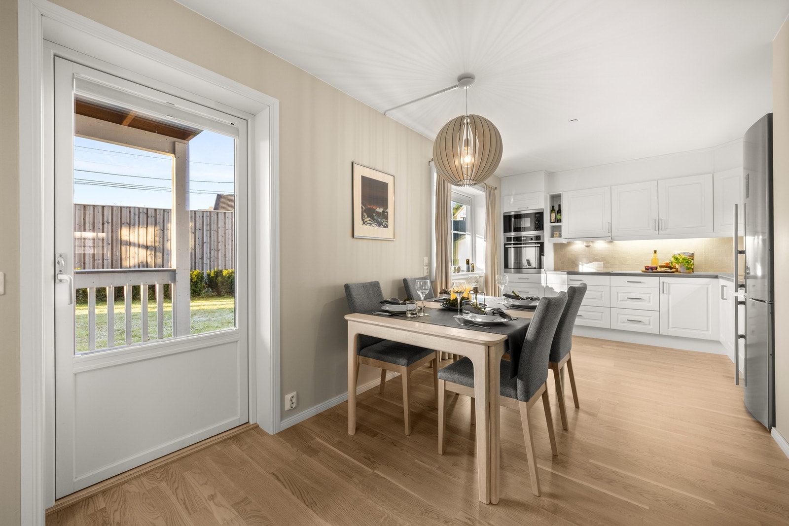 Det er en åpen løsning mellom stue og kjøkken Galleribilde