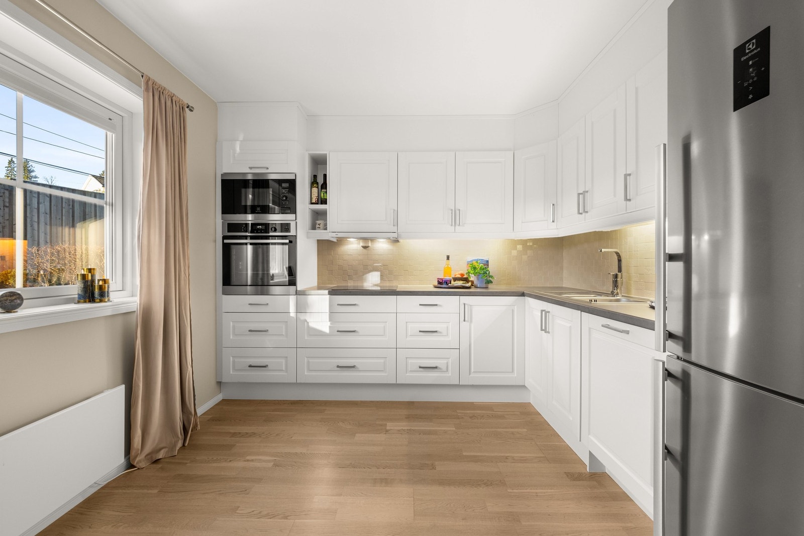 Kjøkkenet byr på godt med skap- og benkeplass som er med på å skape ett funksjonelt og arbeidsvennlig kjøkken Galleribilde