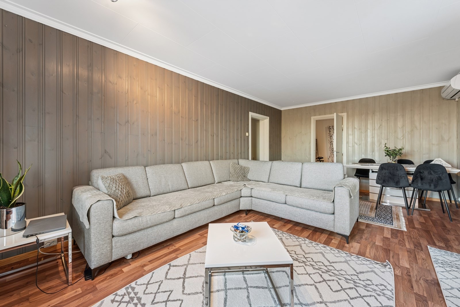 Stuen har god plass til en hyggelig sofagruppe og ønsket medie-/oppbevaringsmøblement. Galleribilde