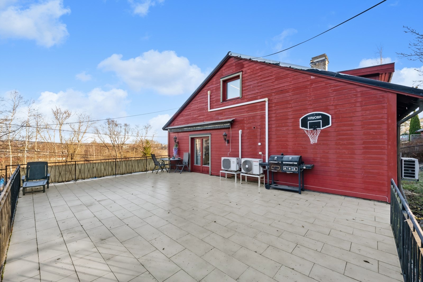 Her kombineres nærheten til urbane tilbud med fredelige og grønne omgivelser, noe som gjør området svært ettertraktet for både familier og pendlervennlige kjøpere. Galleribilde