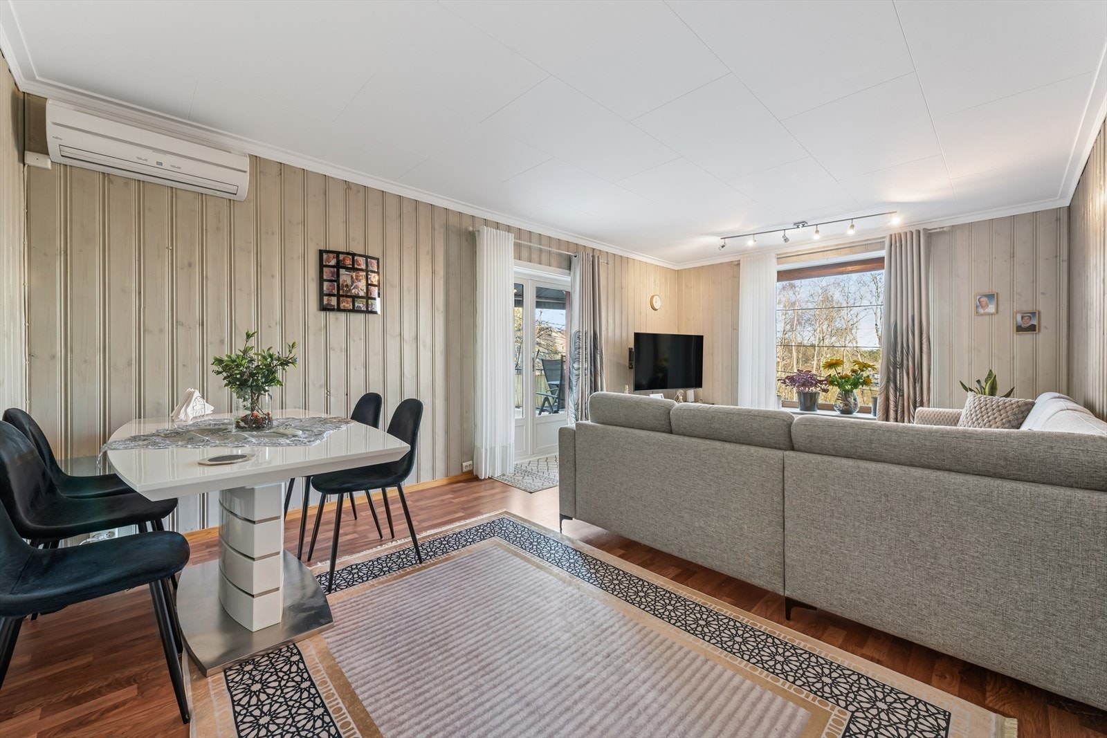 Luft-luft varmepumpe sørger for effektiv oppvarming i stuen. Galleribilde