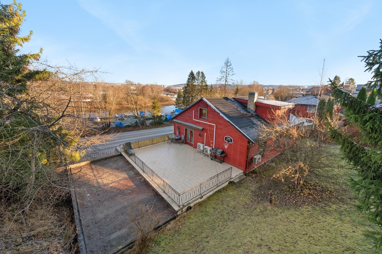 Terrassen har et støpt flislagt dekke og stålrekkverk, med adkomst fra stuen i første etasje. Galleribilde