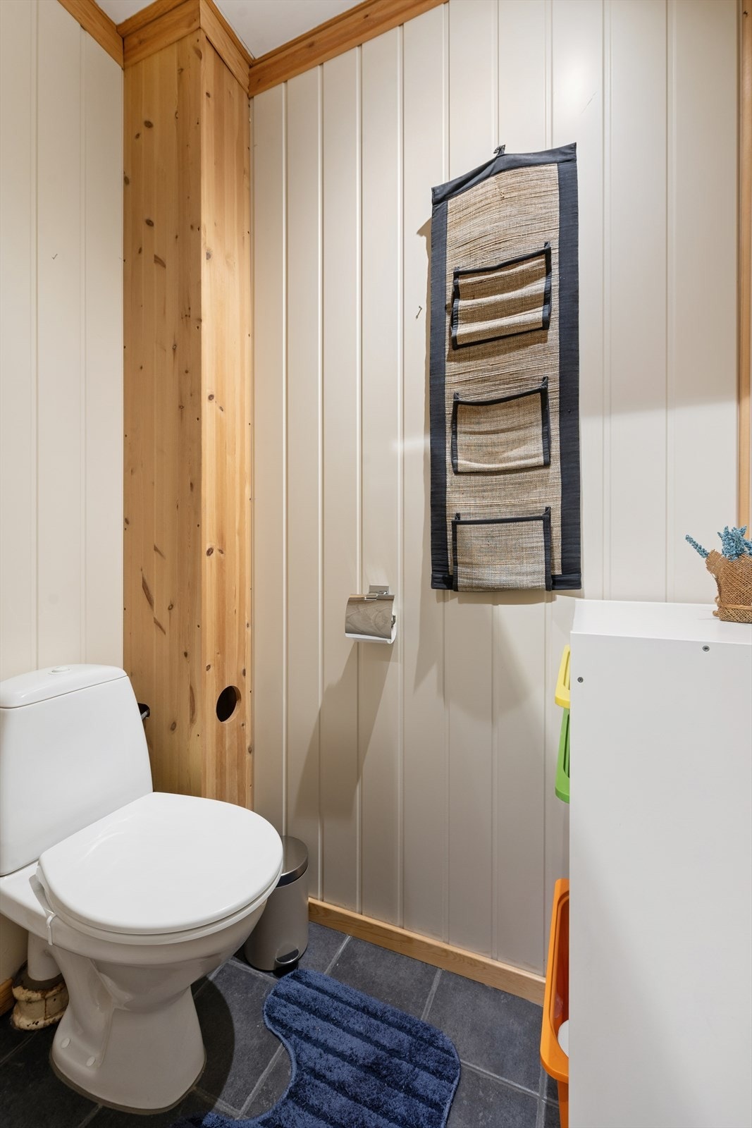 I kjelleren finnes et toalettrom som er innredet med et gulvstående toalett og en servant i porselen. Galleribilde