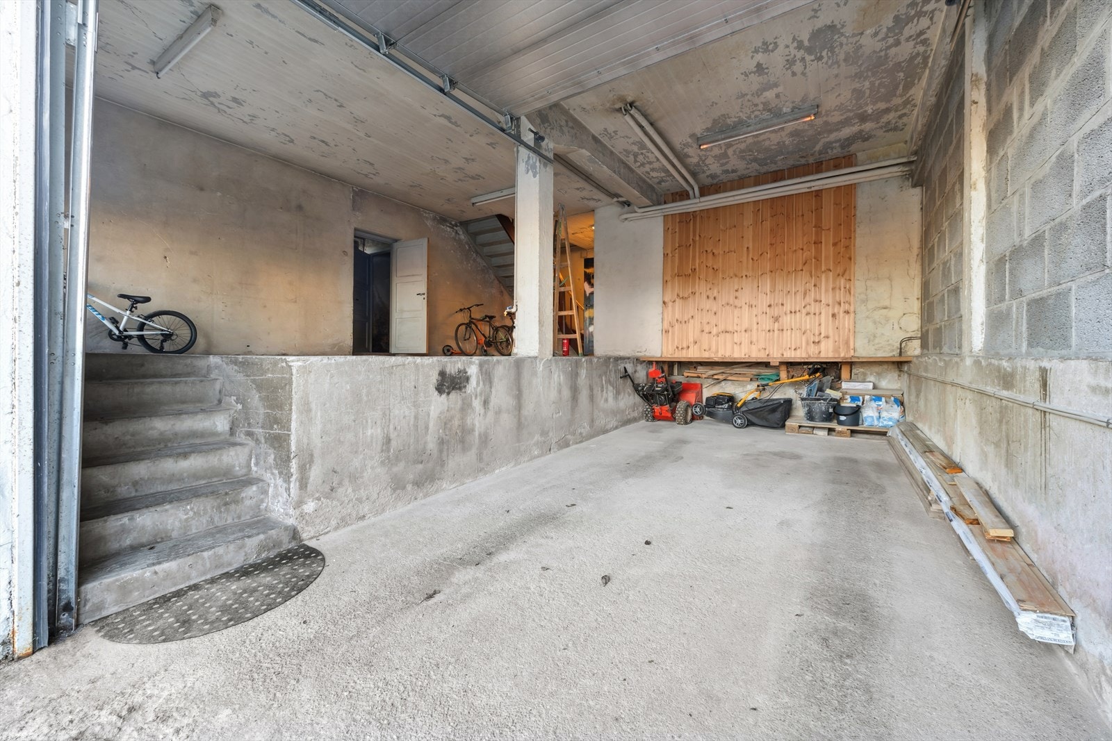 Adkomst via trapp til teknisk rom gir enkel tilgang til kjellerens fasiliteter. Galleribilde