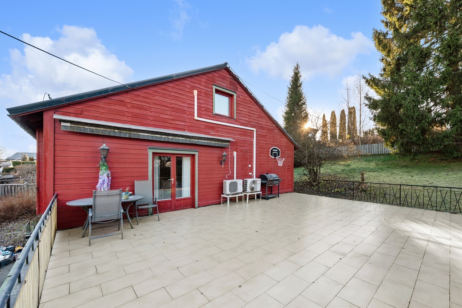 Flislagt terrasse på ca. 62 m² gir god plass til utemøbler og grill. Galleribilde