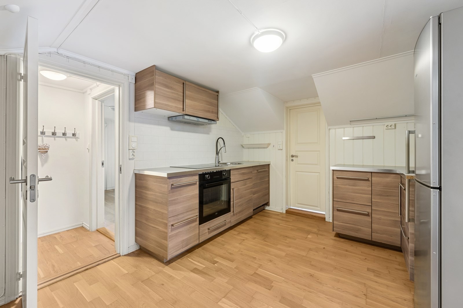 Kjøkkenet er utstyrt med integrert platetopp, komfyr og oppvaskmaskin, i tillegg til et frittstående kjøl/frys. Galleribilde