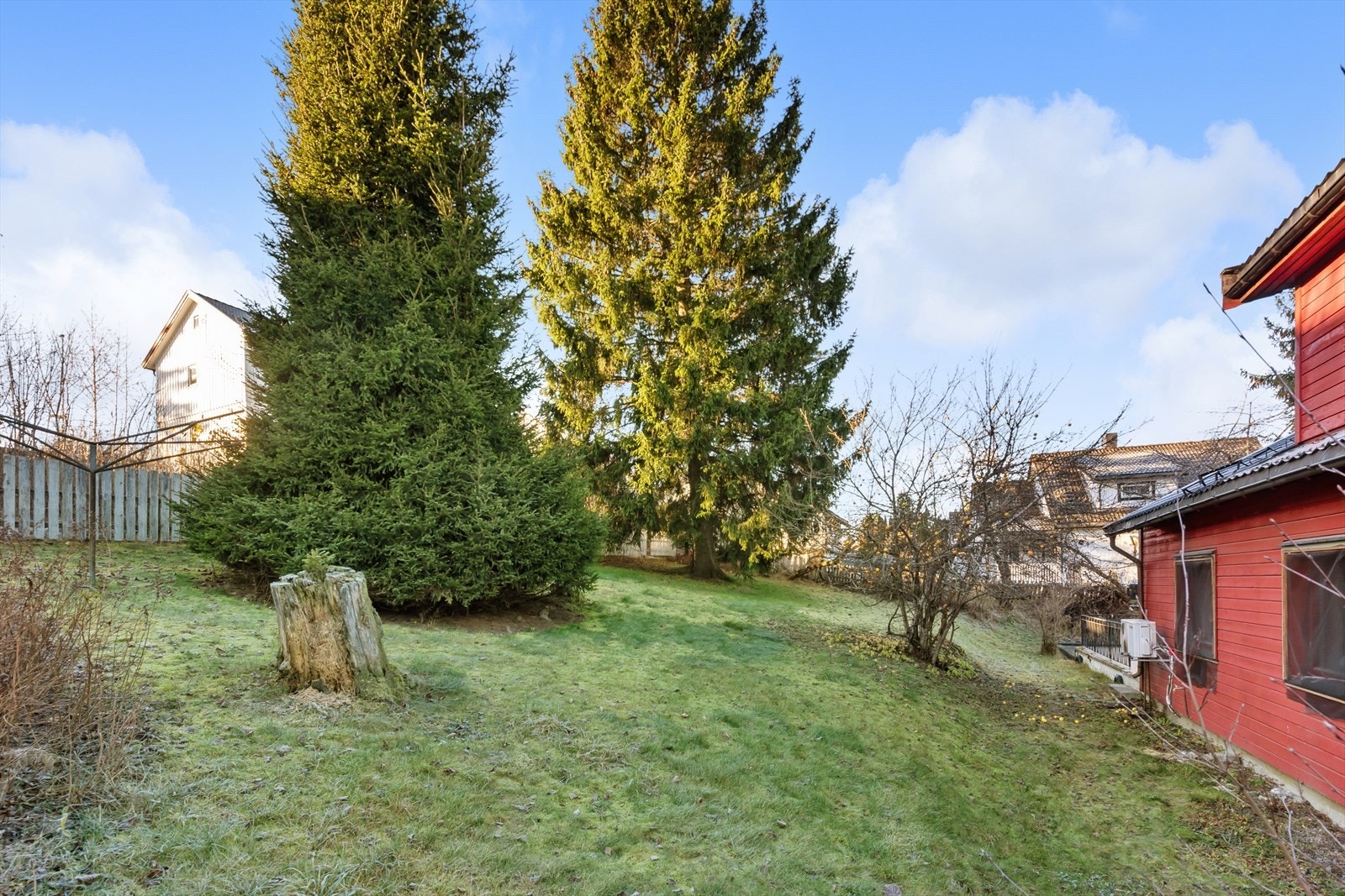 Boligen ligger i et attraktivt område med kort avstand til Strømmen Storsenter og gode transportmuligheter, inkludert Sagdalen stasjon. Galleribilde