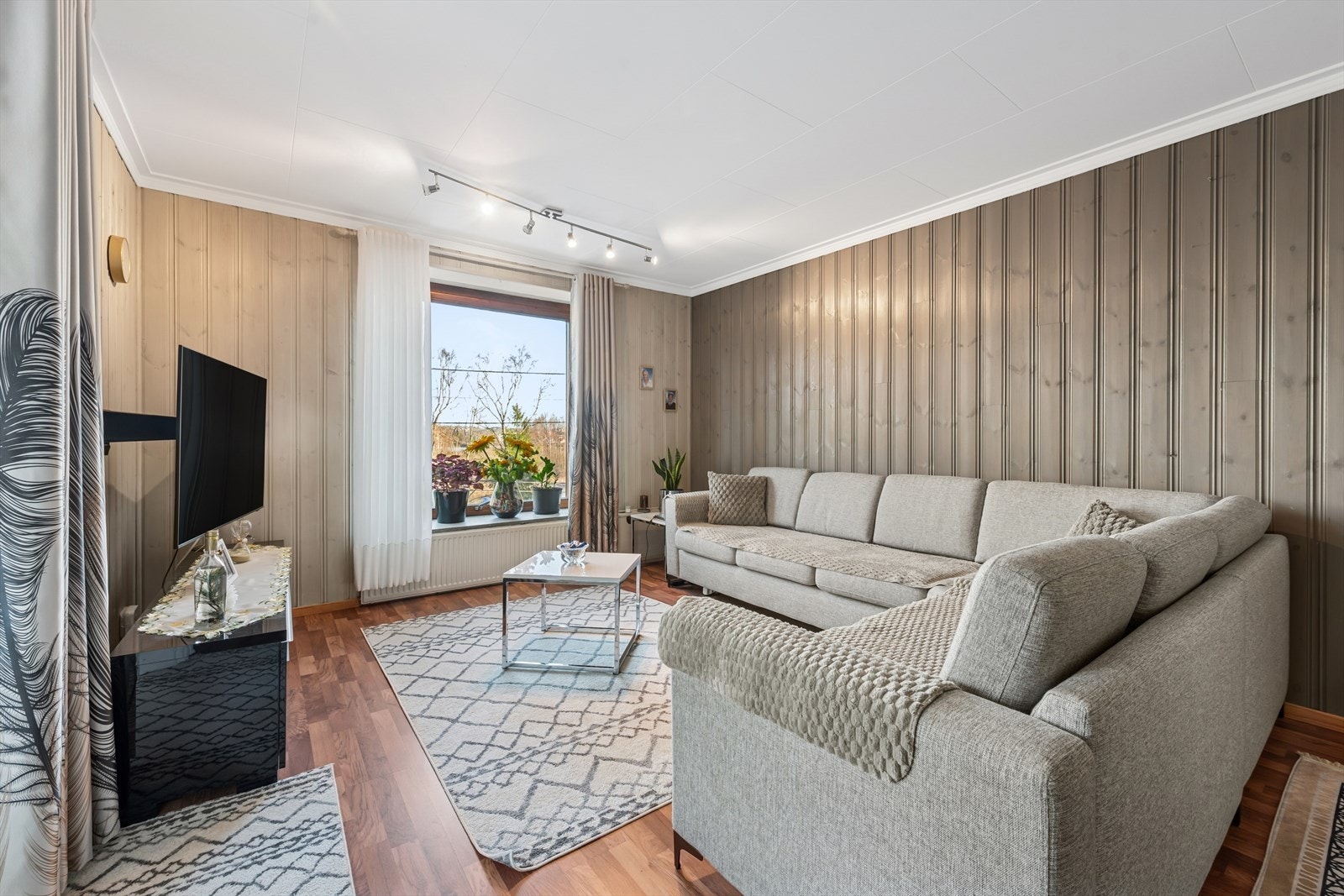 Store vinduer gir godt med naturlig lys til oppholdsrommet. Galleribilde