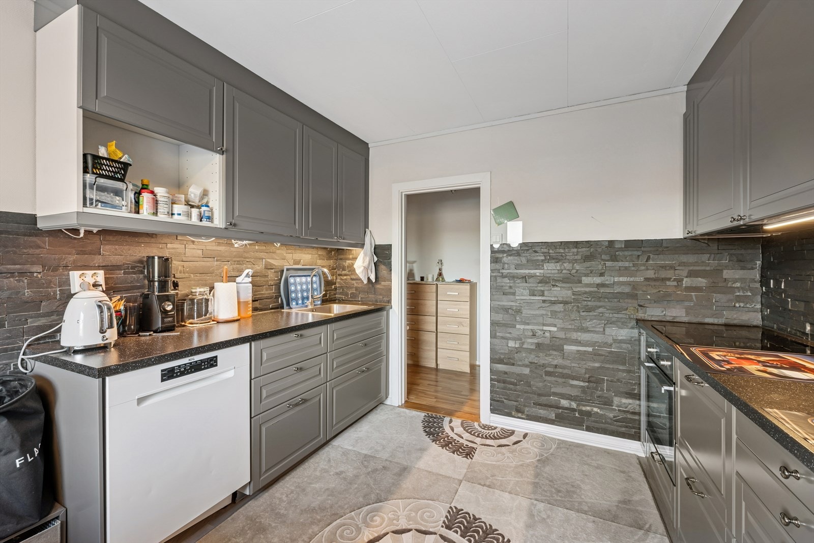 Kjøkkenet er utstyrt med integrert platetopp, komfyr og oppvaskmaskin, i tillegg til et frittstående kjøl/frys. Det er installert en kjøkkenventilator med avtrekk ut. Galleribilde