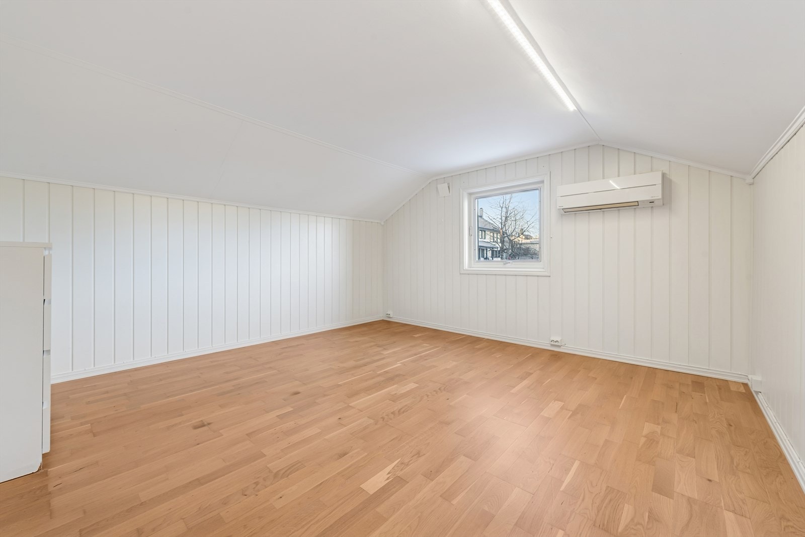 Det er montert en luft-luft varmepumpe også i stuen i boligens loftsetasje. Galleribilde