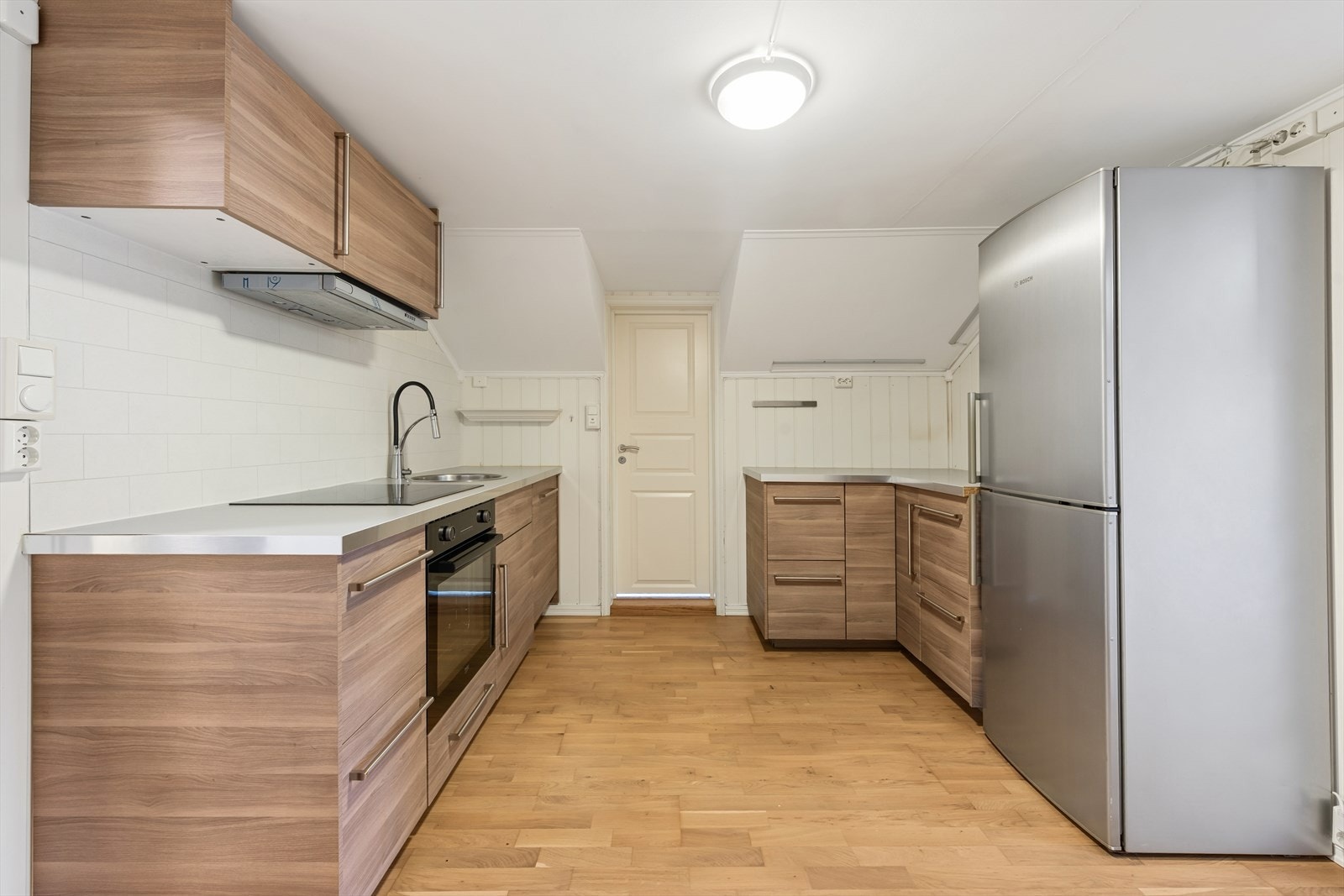 Kjøkkenet i 2. etasje ble montert i 2015. IKEA kjøkkeninnredning fra 2015/2017 med glatte fronter, laminatbenkeplate og oppvaskkum i stål. Galleribilde