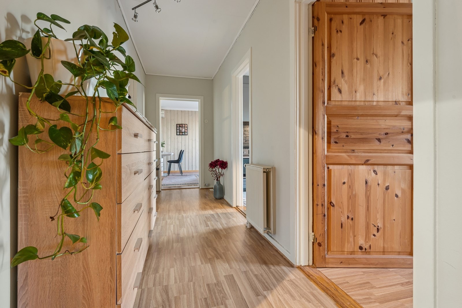 Radiatorer sørger for jevn oppvarming i gangen. Galleribilde