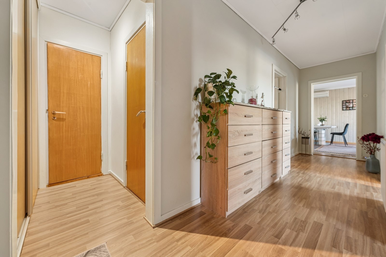 Velkommen inn! Laminatgulv og malte vegger i en lys farge gir en praktisk og tidløs entré. Galleribilde