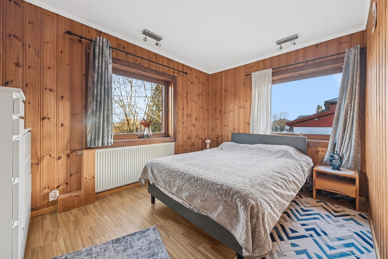 Tre av soverommene ligger i 1. etasje og to soverom ligger i loftsetasjen. Galleribilde