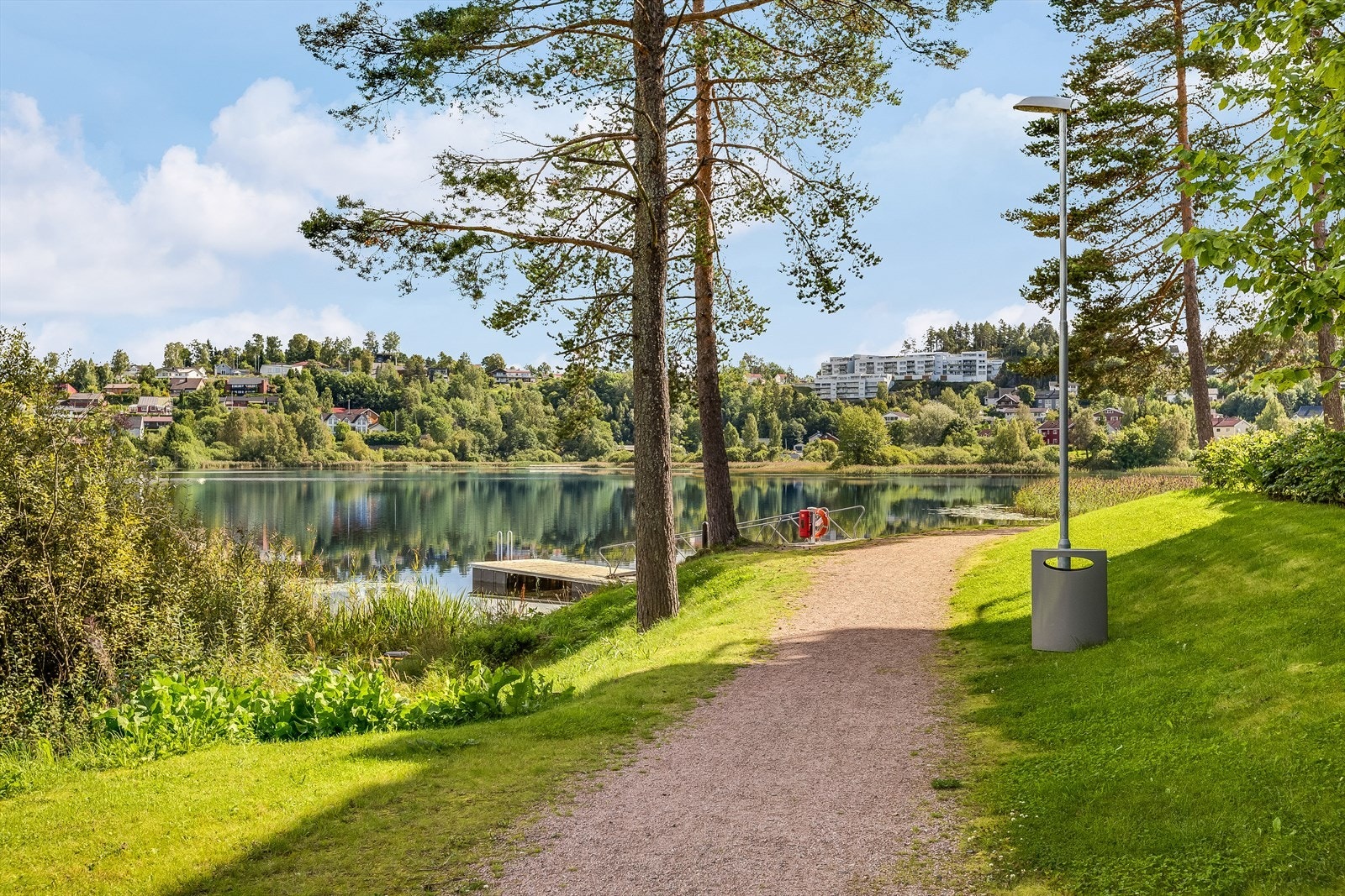Fem minutter med bil til Heggedal sentrum. Galleribilde