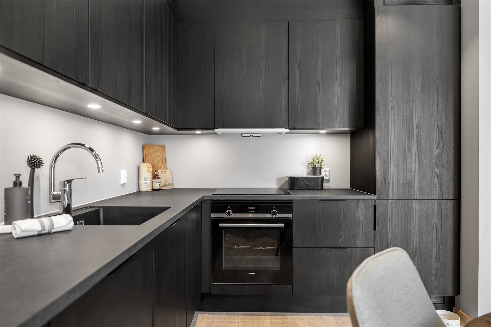 Kjøkkenet er utstyrt med kjøkkenventilator med avtrekk ut, vannstoppsystem og komfyrvakt. Hvitevarer som kjøl-/fryseskap, oppvaskmaskin, mikrobølgeovn, platetopp og stekeovn Galleribilde