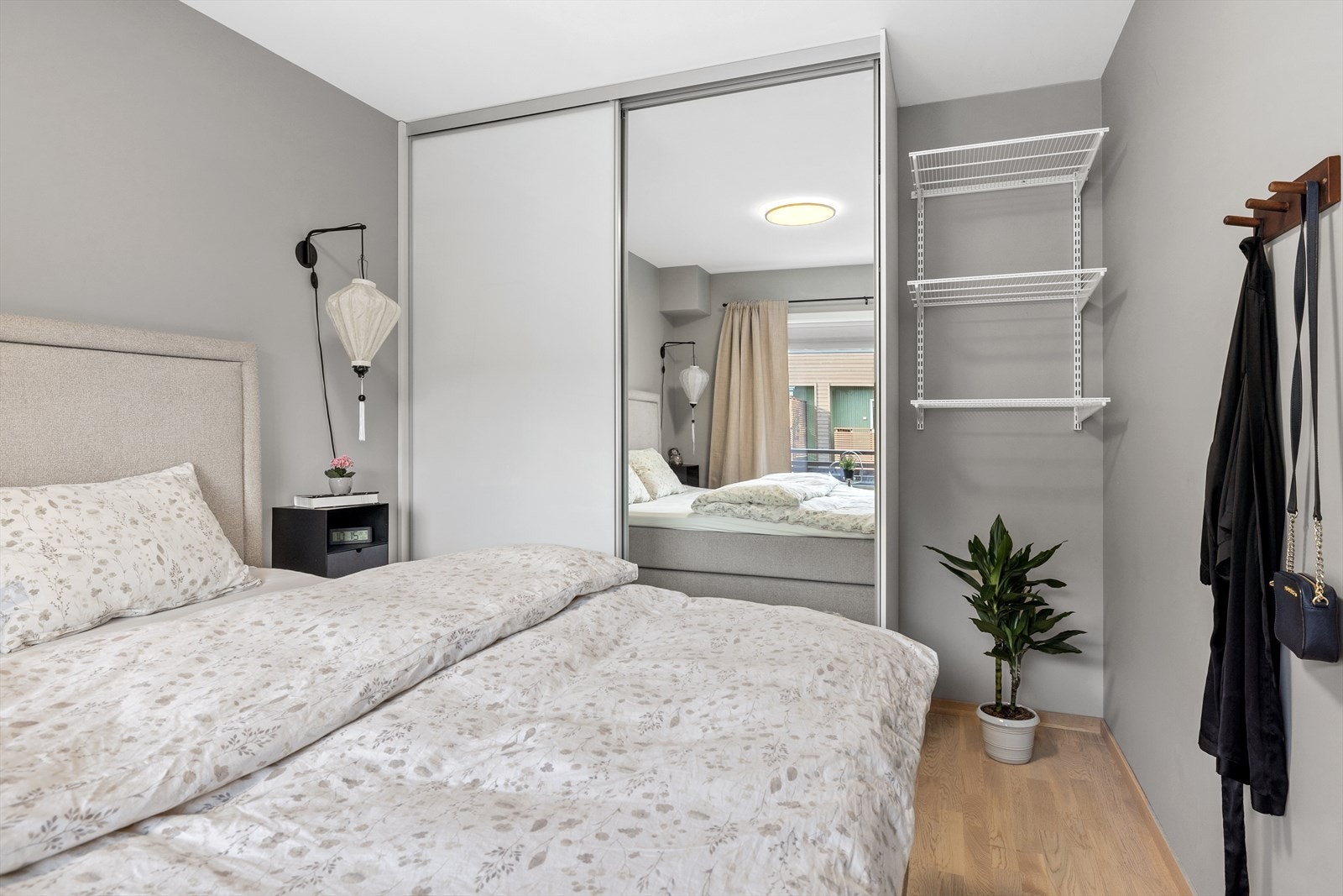 Hovedsoverommet har god plass til seng og oppbevaring. Galleribilde