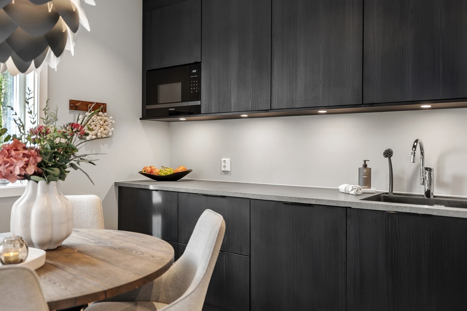 Her får du god skapplass og en praktisk utforming som gjør matlagingen effektiv og hyggelig. Galleribilde