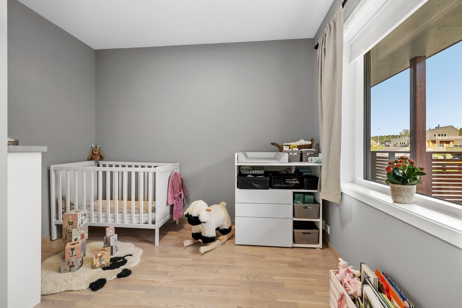 Soverom nr 2 egner seg godt til barnerom, hjemmekontor eller gjesterom. Galleribilde