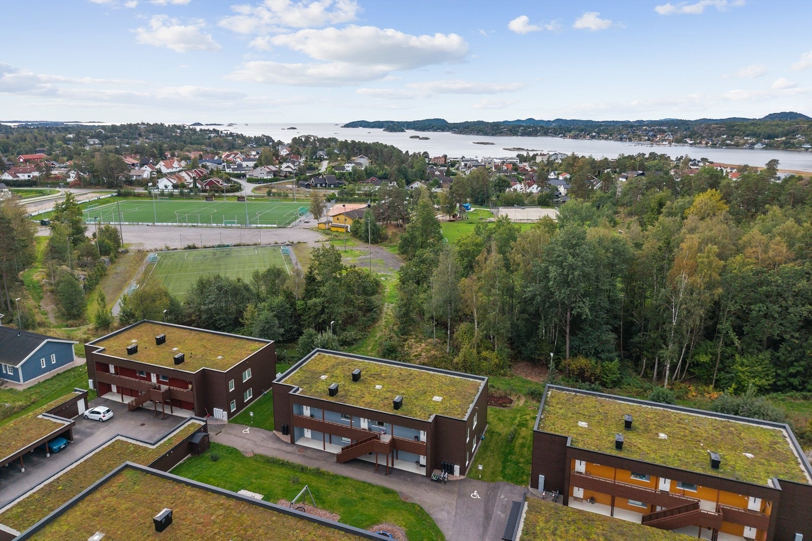 Her får du et nærmiljø som gir ro og privatliv, samtidig som du bor i et trivelig område med hyggelige naboer. Galleribilde