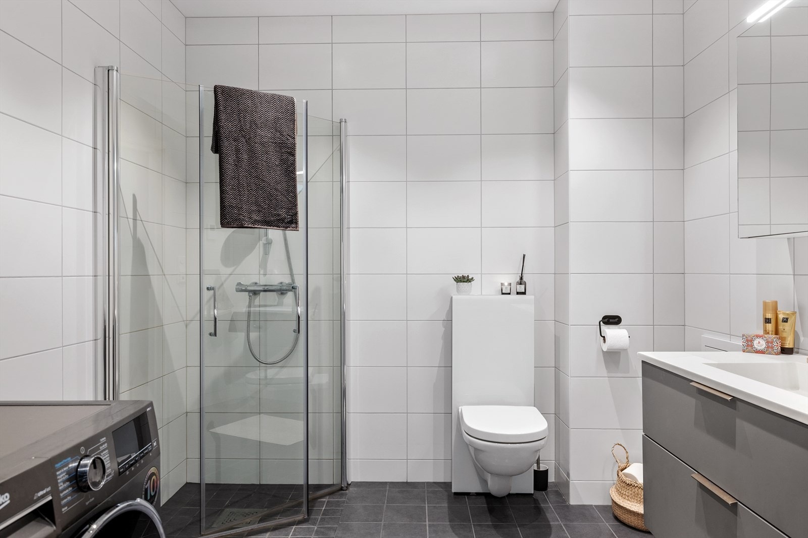 Det er opplegg for vaskemaskin, og ventilasjonen ivaretas gjennom balansert ventilasjon med lufttilførsel under dør. Galleribilde