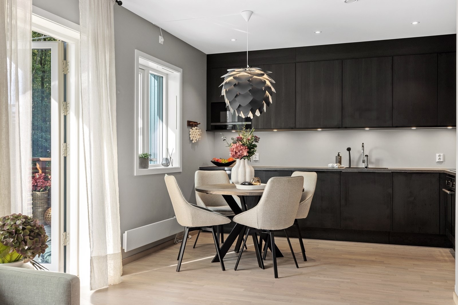 Mellom stue og kjøkken har man plass til spisebord. Spotter i himling over kjøkken. Galleribilde