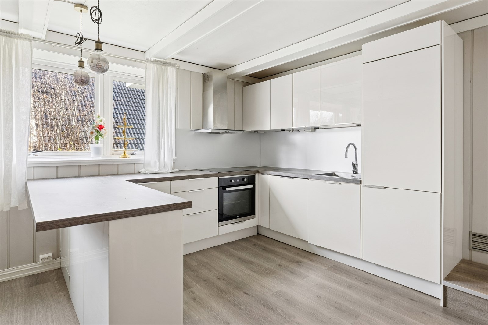 Epoq-kjøkken fra 2018 med glatte fronter og laminat benkeplate. Meget god oppbevaringsplass i over og underskap. Galleribilde